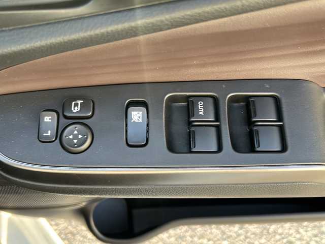 スズキ ソリオ バンディット HV SV 千葉県 2024(令6)年 0.5万km ピュアホワイトP メーカーナビ　全方位カメラ　フルセグ　ＣＤ　両側パワースライドドア　ＨＵＤ　パドルシフト　シートヒーター　レーダークルーズ　デュアルカメラサポート　ＵＳＢ　ＬＥＤライト　オートライト　１５インチＡＷ