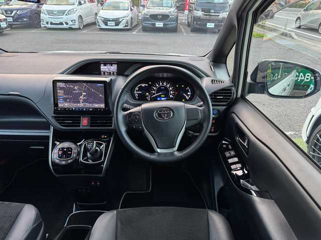 トヨタ ヴォクシー ハイブリッド ZS 煌Ⅲ 滋賀県 2021(令3)年 3.7万km ホワイトパールクリスタルシャイン ワンオーナー/アルパインBIGX/　フルセグ Bluetooth CD DVD AM FM/バックカメラ/コーナーカメラ/トップカメラ/アルパインフリップダウンモニター/ドライブレコーダー前後/ETC/Toyota Safety Sense/プリクラッシュセーフティ/（歩行者［昼］検知機能付衝突回避支援タイプ/　レーザーレーダー＋単眼カメラ方式）/レーンディパーチャーアラート/オートマチックハイビーム/先行車発進告知機能/クリアランスソナー/Bi-Beam LEDヘッドランプ/（オートレベリング機能付 ブラックエクステンション加飾）　　　　 /  ＋LEDクリアランスランプ/LEDフロントフォグランプ/両側パワースライドドア/純正16インチアルミ/スマートキー×2/プッシュスタート/