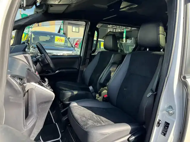 トヨタ ヴォクシー ハイブリッド ZS 煌Ⅲ 滋賀県 2021(令3)年 3.7万km ホワイトパールクリスタルシャイン ワンオーナー/アルパインBIGX/　フルセグ Bluetooth CD DVD AM FM/バックカメラ/コーナーカメラ/トップカメラ/アルパインフリップダウンモニター/ドライブレコーダー前後/ETC/Toyota Safety Sense/プリクラッシュセーフティ/（歩行者［昼］検知機能付衝突回避支援タイプ/　レーザーレーダー＋単眼カメラ方式）/レーンディパーチャーアラート/オートマチックハイビーム/先行車発進告知機能/クリアランスソナー/Bi-Beam LEDヘッドランプ/（オートレベリング機能付 ブラックエクステンション加飾）　　　　 /  ＋LEDクリアランスランプ/LEDフロントフォグランプ/両側パワースライドドア/純正16インチアルミ/スマートキー×2/プッシュスタート/