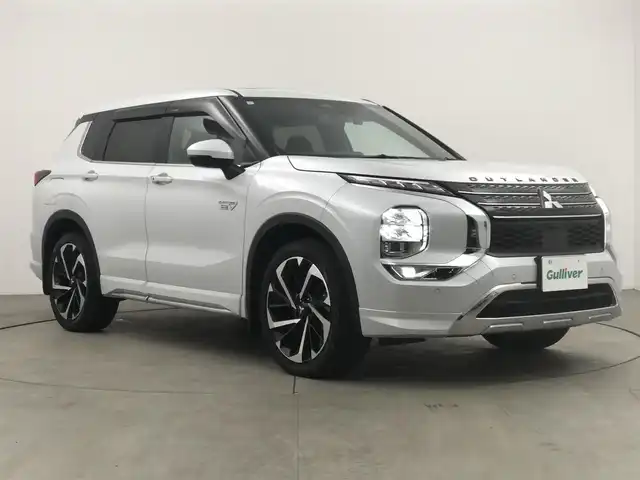 三菱 アウトランダー ＰＨＥＶ P 愛知県 2023(令5)年 2.3万km ホワイトダイヤモンド BOSEスピーカー/サンルーフ/純正ナビ/（Bluetooth/フルセグTV/FM/AM/USB入力）/全方位カメラ/ETC/ドラレコ/BSM/HUD/置くだけ充電/AC100V/パワーシート/シートヒーター/ステアリングヒーター/電動リアゲード/電子パーキング/オートホールド/ドアバイザー/パドルシフト/防眩ミラー/電動格納ミラー/ステアリングリモコン/メモリシート/ダウンヒルアシスト/プッシュスタート