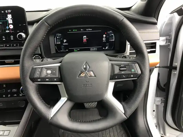 三菱 アウトランダー ＰＨＥＶ P 愛知県 2023(令5)年 2.3万km ホワイトダイヤモンド BOSEスピーカー/サンルーフ/純正ナビ/（Bluetooth/フルセグTV/FM/AM/USB入力）/全方位カメラ/ETC/ドラレコ/BSM/HUD/置くだけ充電/AC100V/パワーシート/シートヒーター/ステアリングヒーター/電動リアゲード/電子パーキング/オートホールド/ドアバイザー/パドルシフト/防眩ミラー/電動格納ミラー/ステアリングリモコン/メモリシート/ダウンヒルアシスト/プッシュスタート