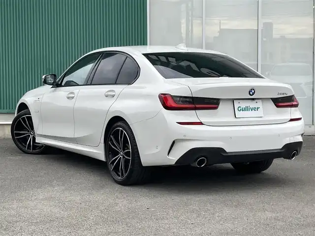 ＢＭＷ ３３０ｅ Mスポーツ 福岡県 2020(令2)年 6.4万km パール ワンオーナー/ハーマンカードンサウンドシステム/純正ナビ（BT/フルセグ/Spotify/AM/FM)/アラウンドビューモニター/Bカメラ/フロントカメラ/サイドカメラ/レーダークルーズコントロール/LEDヘッドライト/オートマチックハイビーム/オートライト/ハーフレザーシート/DN席パワーシート/DN席シートヒーター/純正19インチAW/ワイヤレス充電/ドライブレコーダー/ISOFIX/AutoHold/ステアリングスイッチ/ステアリングアシスト/パーキングアシスト/横滑り防止装置/コーナーセンサー/レーンキープアシスト/盗難防止装置/衝突被害軽減システム/保証書/取扱説明書/スマートキー/ETC
