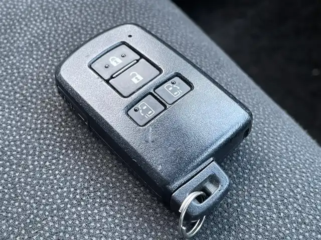 トヨタ ノア Si ダブルバイビー 佐賀県 2018(平30)年 4.1万km ブラック 純正9インチSDナビゲーション/・フルセグTV/CD/DVD/SD/Bluetooth/フリップダウンモニター/バックカメラ/前方ドライブレコーダー/ビルトインETC/両側パワースライドドア/後席エアコン/後席サンシェード/ISOFIX対応/革巻きステアリング/ステアリングリモコン/純正16インチアルミホイール/純正LEDヘッドライト/・オートマチックハイビーム/純正LEDフォグランプ/純正フロアマット/新車保証書/取扱説明書/トヨタセーフティセンスC/・クルーズコントロール/・プリクラッシュセーフティ/・レーンディパーチャーアラート/・アイドリングストップ