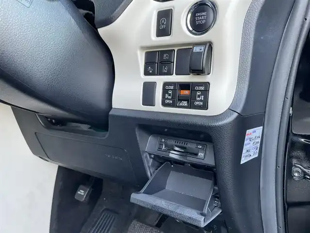 トヨタ ノア Si ダブルバイビー 佐賀県 2018(平30)年 4.1万km ブラック 純正9インチSDナビゲーション/・フルセグTV/CD/DVD/SD/Bluetooth/フリップダウンモニター/バックカメラ/前方ドライブレコーダー/ビルトインETC/両側パワースライドドア/後席エアコン/後席サンシェード/ISOFIX対応/革巻きステアリング/ステアリングリモコン/純正16インチアルミホイール/純正LEDヘッドライト/・オートマチックハイビーム/純正LEDフォグランプ/純正フロアマット/新車保証書/取扱説明書/トヨタセーフティセンスC/・クルーズコントロール/・プリクラッシュセーフティ/・レーンディパーチャーアラート/・アイドリングストップ