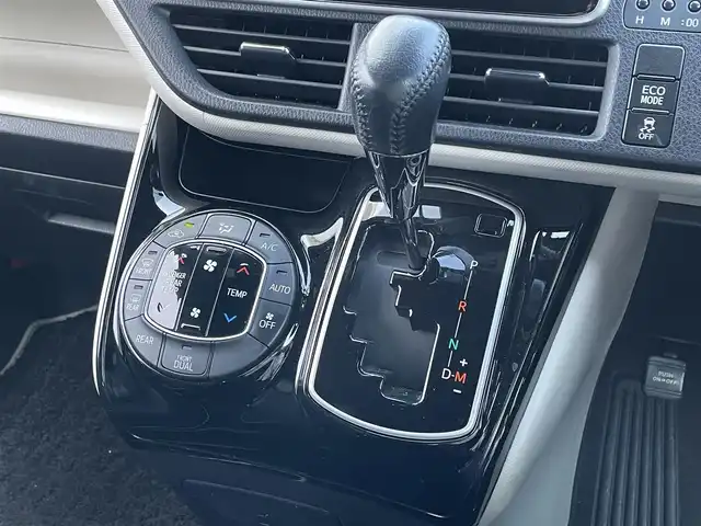 トヨタ ノア Si ダブルバイビー 佐賀県 2018(平30)年 4.1万km ブラック 純正9インチSDナビゲーション/・フルセグTV/CD/DVD/SD/Bluetooth/フリップダウンモニター/バックカメラ/前方ドライブレコーダー/ビルトインETC/両側パワースライドドア/後席エアコン/後席サンシェード/ISOFIX対応/革巻きステアリング/ステアリングリモコン/純正16インチアルミホイール/純正LEDヘッドライト/・オートマチックハイビーム/純正LEDフォグランプ/純正フロアマット/新車保証書/取扱説明書/トヨタセーフティセンスC/・クルーズコントロール/・プリクラッシュセーフティ/・レーンディパーチャーアラート/・アイドリングストップ