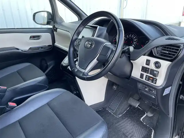 トヨタ ノア Si ダブルバイビー 佐賀県 2018(平30)年 4.1万km ブラック 純正9インチSDナビゲーション/・フルセグTV/CD/DVD/SD/Bluetooth/フリップダウンモニター/バックカメラ/前方ドライブレコーダー/ビルトインETC/両側パワースライドドア/後席エアコン/後席サンシェード/ISOFIX対応/革巻きステアリング/ステアリングリモコン/純正16インチアルミホイール/純正LEDヘッドライト/・オートマチックハイビーム/純正LEDフォグランプ/純正フロアマット/新車保証書/取扱説明書/トヨタセーフティセンスC/・クルーズコントロール/・プリクラッシュセーフティ/・レーンディパーチャーアラート/・アイドリングストップ