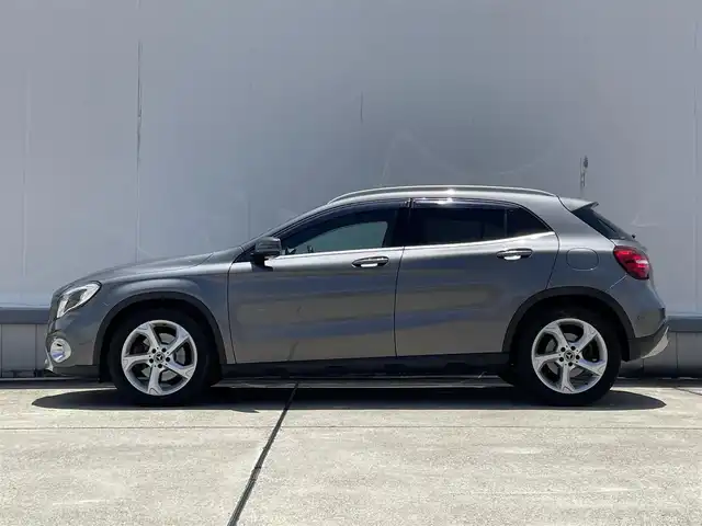メルセデス・ベンツ ＧＬＡ２２０ 4マチック 東京都 2018(平30)年 4.6万km マウンテングレー ドラレコ/ＡＣＣ/ＡＳＶ/ＢＳＭ/ＬＫＡ/バックカメラ/純正HＤＤナビ/フルセグ/Ｂｌｕｅｔｏｏｔｈ/ETC2.0/黒革シート/シートヒーター/パドルシフト/LED/フォグランプ/純正１８AW/スマートキー