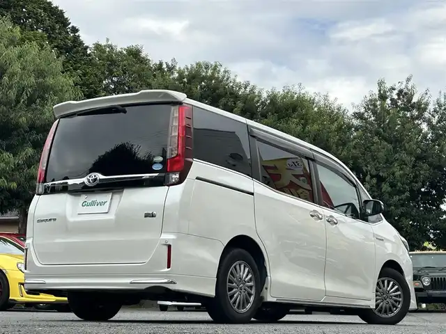 トヨタ エスクァイア ハイブリッド Gi 東京都 2014(平26)年 9.6万km ホワイトパールクリスタルシャイン 両側パワースライドドア/社外ナビ/Bluetoothオーディオ／ＤＶＤ再生／フルセグTV/フリップダウンモニター/RSA10S-L　アルパイン製/前後ドライブレコーダー/ZDR-015/ETC/前席シートヒーター/リアオートエアコン/LEDヘッドランプ/置くだけ充電/スマートキー×2