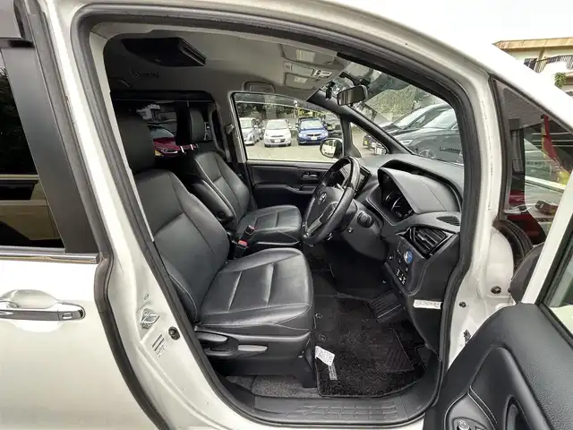 トヨタ エスクァイア ハイブリッド Gi 東京都 2014(平26)年 9.6万km ホワイトパールクリスタルシャイン 両側パワースライドドア/社外ナビ/Bluetoothオーディオ／ＤＶＤ再生／フルセグTV/フリップダウンモニター/RSA10S-L　アルパイン製/前後ドライブレコーダー/ZDR-015/ETC/前席シートヒーター/リアオートエアコン/LEDヘッドランプ/置くだけ充電/スマートキー×2