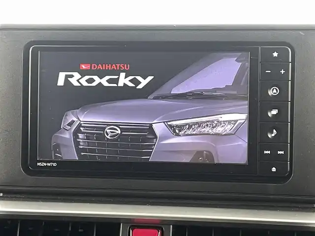 ダイハツ ロッキー プレミアム 福島県 2021(令3)年 4.5万km ブラックマイカメタリック スマートアシスト　/・車線逸脱警報/・衝突軽減システム/・レーンキープアシスト/・レーダークルーズコントロール/・コーナーセンサー/・オートハイビーム/純正ＳＤナビゲーション　/【AM/FM/DVD/CD/Bluetooth/フルセグ】/型式:NSZN-W710/ハーフレザーシート/ＥＴＣ　/シートヒーター　/プッシュスタート　/・スマートキー　/・スペアキー　/ＬＥＤライト　/・オートライト　/・フォグライト　/ステアリングスイッチ/・革巻きステアリング/・チルトステアリング/純正フロアマット