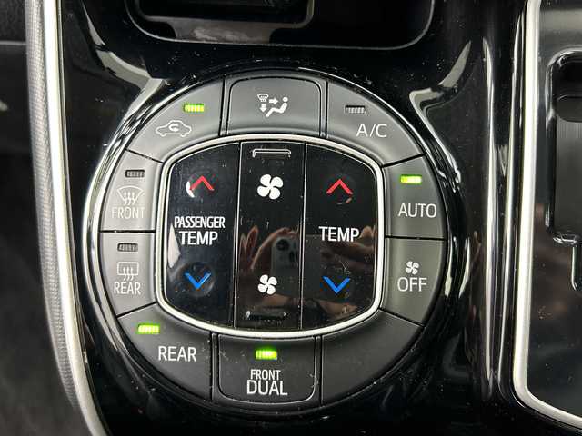 トヨタ エスクァイア Gi 福島県 2015(平27)年 6.5万km スパークリングブラックパールクリスタルシャイン /禁煙車//純正11インチフリップダウンモニター/【V11T-R62C】//クルーズコントロール//純正7インチナビ/・BT.CD.DVD.SD/・フルセグTV//バックカメラ//両側パワースライドドア//ビルトインETC//ドライブレコーダー（FR）//合皮シート/・前席シートヒーター//ステアリングスイッチ//プッシュスタート//スマートキー//LEDヘッドライト//フォグライト//純正15インチAW//夏タイヤ積み込み/【社外AW（195/65/15）】//純正ドアバイザー//社外フロアマット