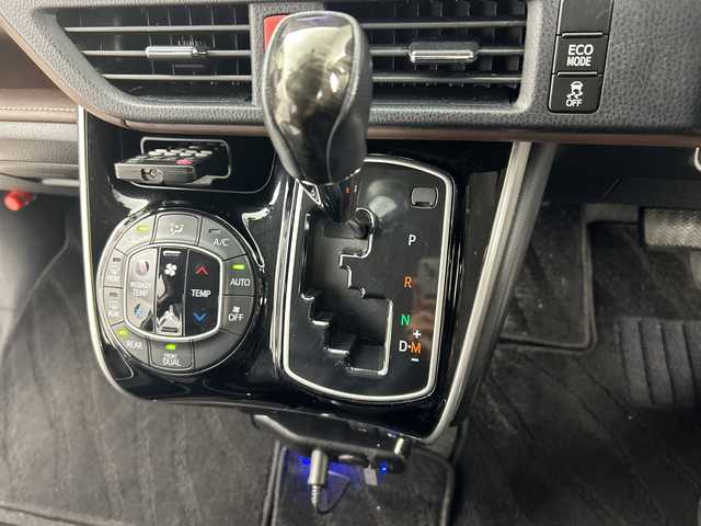 トヨタ エスクァイア Gi 福島県 2015(平27)年 6.5万km スパークリングブラックパールクリスタルシャイン /禁煙車//純正11インチフリップダウンモニター/【V11T-R62C】//クルーズコントロール//純正7インチナビ/・BT.CD.DVD.SD/・フルセグTV//バックカメラ//両側パワースライドドア//ビルトインETC//ドライブレコーダー（FR）//合皮シート/・前席シートヒーター//ステアリングスイッチ//プッシュスタート//スマートキー//LEDヘッドライト//フォグライト//純正15インチAW//夏タイヤ積み込み/【社外AW（195/65/15）】//純正ドアバイザー//社外フロアマット