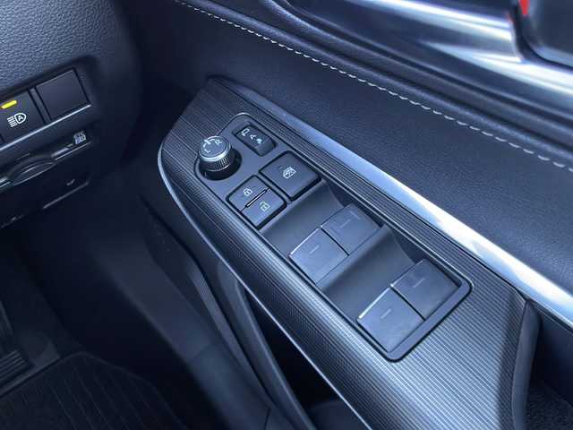 トヨタ ハリアー ハイブリッド Z 山口県 2025(令7)年 0.3万km プラチナホワイトパールマイカ 純正12.3インチディスプレイオーディオ/・コネクティッドナビ/・フルセグテレビ/・Bluetooth機能/・AM/FMラジオ/・Miracast/・USB入力端子/・交通情報/・ハンズフリー機能/バックカメラ/デジタルインナーミラー/運転席パワーシート/パワーバックドア/スマートキー×２/プッシュスタート/ ETC2.0/ドライブレコーダー/Toyota Safty Sense/・プリクラッシュセーフティ/・レーントレーシングアシスト/・レーダークルーズコントロール(全車速追従機能付)/・アダプティブハイビームシステム/・ロードサインアシスト/・ドライバー異常対応システム/・プロアクティブドライビングアシスト/・発進遅れ告知機能/ブラインドスポットモニター/パーキングサポートブレーキ