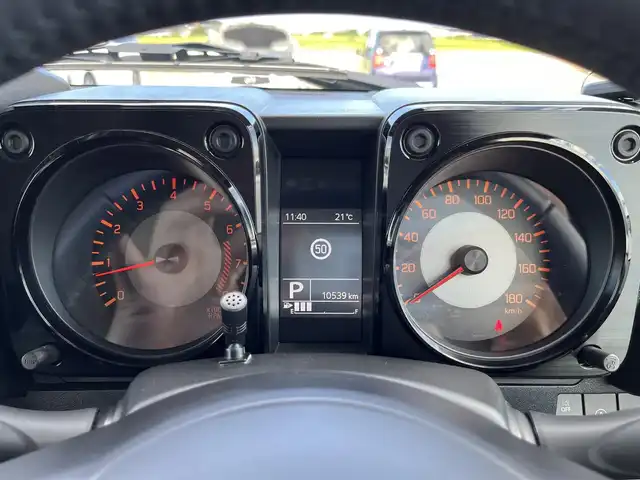 スズキ ジムニー シエラ JC 鳥取県 2024(令6)年 1.1万km ブルーイッシュブラックパール3 ワンオーナー/社外ディスプレイオーディオ/DVD/CD/BT/バックカメラ/前後ドライブレコーダー/前席シートヒーター/クルーズコントロール/レーンキープアシスト/LEDヘットライト/純正15インチアルミホイール/背面タイヤ/プッシュエンジンスタート/アイドリングストップ/フロアマット/保証書/スペアキー