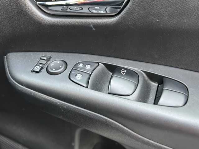 日産 セレナ ハイウェイスター Vセレクション 岐阜県 2017(平29)年 7.8万km ブリリアントホワイトパール 登録時走行距離：77299km/純正9型ナビ（MM320D-L）/フルセグテレビ・Bluetooth ・CD・DVD・HDMI/アラウンドビューモニター/ETC2.0/プロパイロット/レーンキープアシスト/レーダークルーズコントロール/ドライブレコーダー/パーキングアシスト/両側パワースライドドア/後席サンシェード/LEDヘッドライト/オートライト/純正16アルミホイール/プッシュスタート/スマートキー/スペアキー/布系シート/3列シート/ベンチシート/社外フロアマット/電動リアゲート