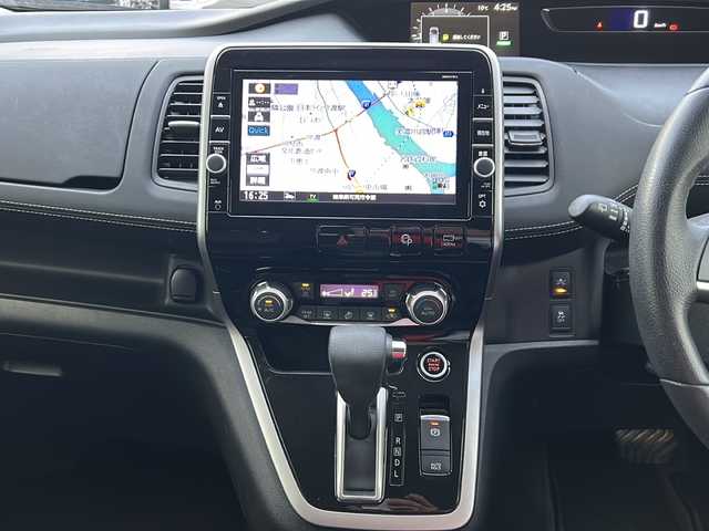 日産 セレナ ハイウェイスター Vセレクション 岐阜県 2017(平29)年 7.8万km ブリリアントホワイトパール 登録時走行距離：77299km/純正9型ナビ（MM320D-L）/フルセグテレビ・Bluetooth ・CD・DVD・HDMI/アラウンドビューモニター/ETC2.0/プロパイロット/レーンキープアシスト/レーダークルーズコントロール/ドライブレコーダー/パーキングアシスト/両側パワースライドドア/後席サンシェード/LEDヘッドライト/オートライト/純正16アルミホイール/プッシュスタート/スマートキー/スペアキー/布系シート/3列シート/ベンチシート/社外フロアマット/電動リアゲート