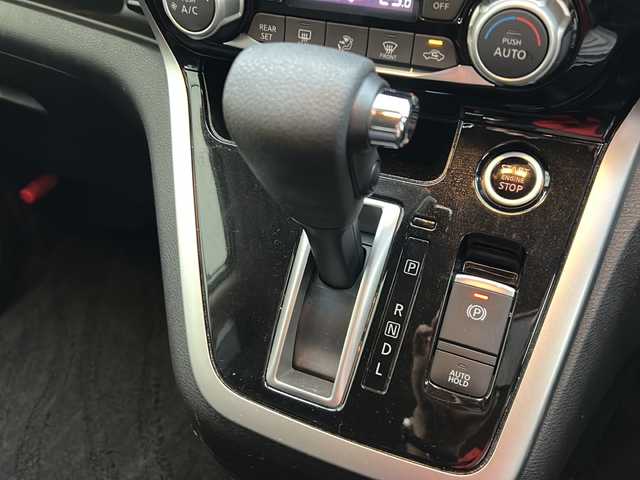 日産 セレナ ハイウェイスター Vセレクション 岐阜県 2017(平29)年 7.8万km ブリリアントホワイトパール 登録時走行距離：77299km/純正9型ナビ（MM320D-L）/フルセグテレビ・Bluetooth ・CD・DVD・HDMI/アラウンドビューモニター/ETC2.0/プロパイロット/レーンキープアシスト/レーダークルーズコントロール/ドライブレコーダー/パーキングアシスト/両側パワースライドドア/後席サンシェード/LEDヘッドライト/オートライト/純正16アルミホイール/プッシュスタート/スマートキー/スペアキー/布系シート/3列シート/ベンチシート/社外フロアマット/電動リアゲート