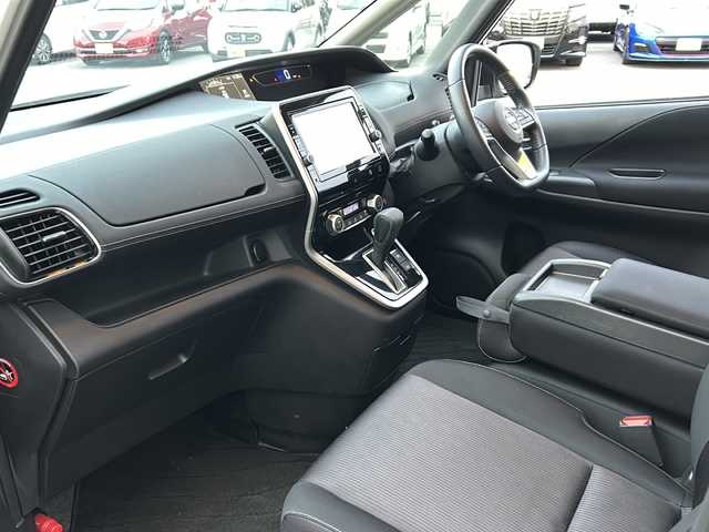 日産 セレナ ハイウェイスター Vセレクション 岐阜県 2017(平29)年 7.8万km ブリリアントホワイトパール 登録時走行距離：77299km/純正9型ナビ（MM320D-L）/フルセグテレビ・Bluetooth ・CD・DVD・HDMI/アラウンドビューモニター/ETC2.0/プロパイロット/レーンキープアシスト/レーダークルーズコントロール/ドライブレコーダー/パーキングアシスト/両側パワースライドドア/後席サンシェード/LEDヘッドライト/オートライト/純正16アルミホイール/プッシュスタート/スマートキー/スペアキー/布系シート/3列シート/ベンチシート/社外フロアマット/電動リアゲート