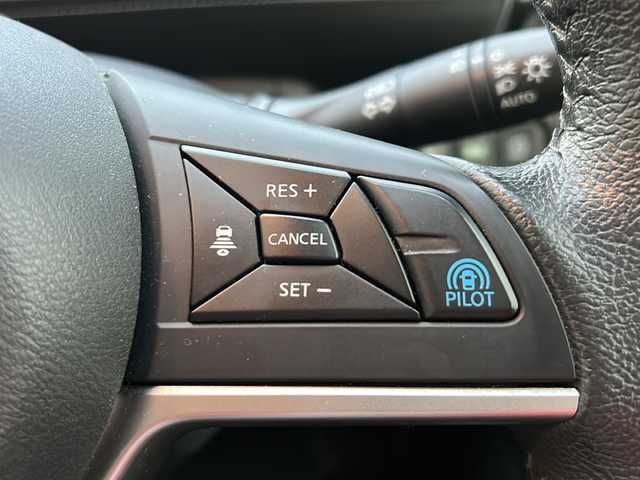 日産 セレナ ハイウェイスター Vセレクション 岐阜県 2017(平29)年 7.8万km ブリリアントホワイトパール 登録時走行距離：77299km/純正9型ナビ（MM320D-L）/フルセグテレビ・Bluetooth ・CD・DVD・HDMI/アラウンドビューモニター/ETC2.0/プロパイロット/レーンキープアシスト/レーダークルーズコントロール/ドライブレコーダー/パーキングアシスト/両側パワースライドドア/後席サンシェード/LEDヘッドライト/オートライト/純正16アルミホイール/プッシュスタート/スマートキー/スペアキー/布系シート/3列シート/ベンチシート/社外フロアマット/電動リアゲート