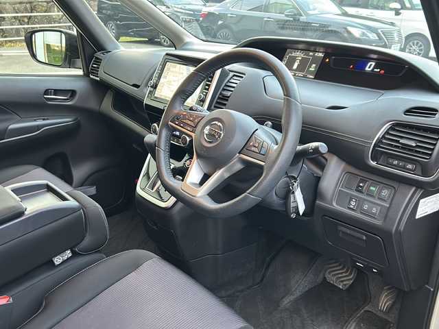 日産 セレナ ハイウェイスター Vセレクション 岐阜県 2017(平29)年 7.8万km ブリリアントホワイトパール 登録時走行距離：77299km/純正9型ナビ（MM320D-L）/フルセグテレビ・Bluetooth ・CD・DVD・HDMI/アラウンドビューモニター/ETC2.0/プロパイロット/レーンキープアシスト/レーダークルーズコントロール/ドライブレコーダー/パーキングアシスト/両側パワースライドドア/後席サンシェード/LEDヘッドライト/オートライト/純正16アルミホイール/プッシュスタート/スマートキー/スペアキー/布系シート/3列シート/ベンチシート/社外フロアマット/電動リアゲート