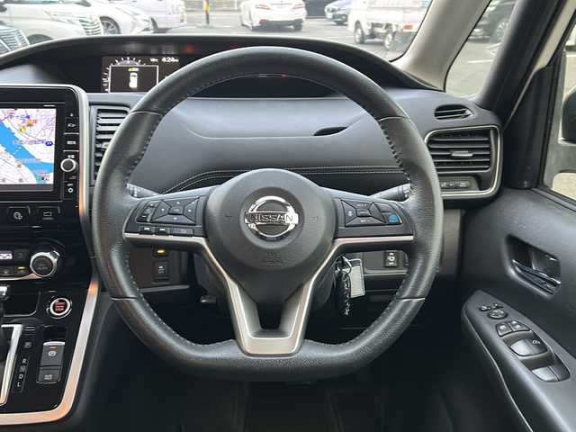 日産 セレナ ハイウェイスター Vセレクション 岐阜県 2017(平29)年 7.8万km ブリリアントホワイトパール 登録時走行距離：77299km/純正9型ナビ（MM320D-L）/フルセグテレビ・Bluetooth ・CD・DVD・HDMI/アラウンドビューモニター/ETC2.0/プロパイロット/レーンキープアシスト/レーダークルーズコントロール/ドライブレコーダー/パーキングアシスト/両側パワースライドドア/後席サンシェード/LEDヘッドライト/オートライト/純正16アルミホイール/プッシュスタート/スマートキー/スペアキー/布系シート/3列シート/ベンチシート/社外フロアマット/電動リアゲート