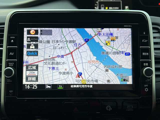 日産 セレナ ハイウェイスター Vセレクション 岐阜県 2017(平29)年 7.8万km ブリリアントホワイトパール 登録時走行距離：77299km/純正9型ナビ（MM320D-L）/フルセグテレビ・Bluetooth ・CD・DVD・HDMI/アラウンドビューモニター/ETC2.0/プロパイロット/レーンキープアシスト/レーダークルーズコントロール/ドライブレコーダー/パーキングアシスト/両側パワースライドドア/後席サンシェード/LEDヘッドライト/オートライト/純正16アルミホイール/プッシュスタート/スマートキー/スペアキー/布系シート/3列シート/ベンチシート/社外フロアマット/電動リアゲート