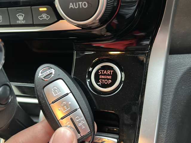 日産 セレナ ハイウェイスター Vセレクション 岐阜県 2017(平29)年 7.8万km ブリリアントホワイトパール 登録時走行距離：77299km/純正9型ナビ（MM320D-L）/フルセグテレビ・Bluetooth ・CD・DVD・HDMI/アラウンドビューモニター/ETC2.0/プロパイロット/レーンキープアシスト/レーダークルーズコントロール/ドライブレコーダー/パーキングアシスト/両側パワースライドドア/後席サンシェード/LEDヘッドライト/オートライト/純正16アルミホイール/プッシュスタート/スマートキー/スペアキー/布系シート/3列シート/ベンチシート/社外フロアマット/電動リアゲート