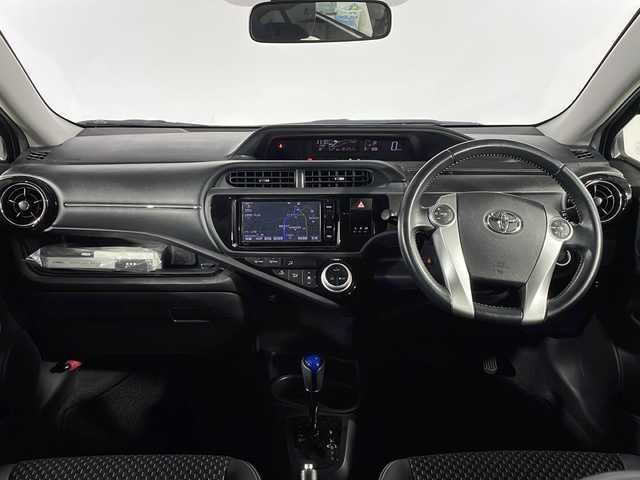 トヨタ アクア X－URBAN 福岡県 2015(平27)年 10.2万km シルバーM ・Bカメラ/・ハーフレザー/・プッシュスタート/・CD/DVD/・フルセグTV/・ETC/・Bluetooth/・ドラレコ/・純正ナビ/・スマートキー/・T-コネクト