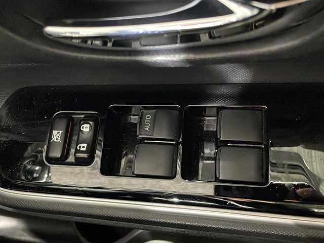 トヨタ アクア X－URBAN 福岡県 2015(平27)年 10.2万km シルバーM ・Bカメラ/・ハーフレザー/・プッシュスタート/・CD/DVD/・フルセグTV/・ETC/・Bluetooth/・ドラレコ/・純正ナビ/・スマートキー/・T-コネクト
