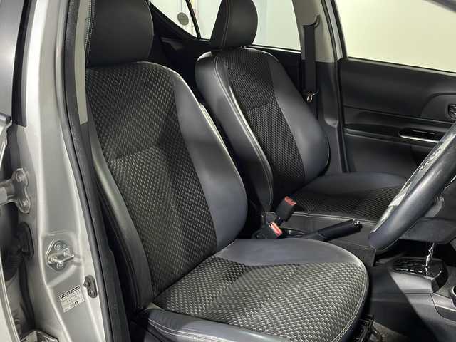 トヨタ アクア X－URBAN 福岡県 2015(平27)年 10.2万km シルバーM ・Bカメラ/・ハーフレザー/・プッシュスタート/・CD/DVD/・フルセグTV/・ETC/・Bluetooth/・ドラレコ/・純正ナビ/・スマートキー/・T-コネクト