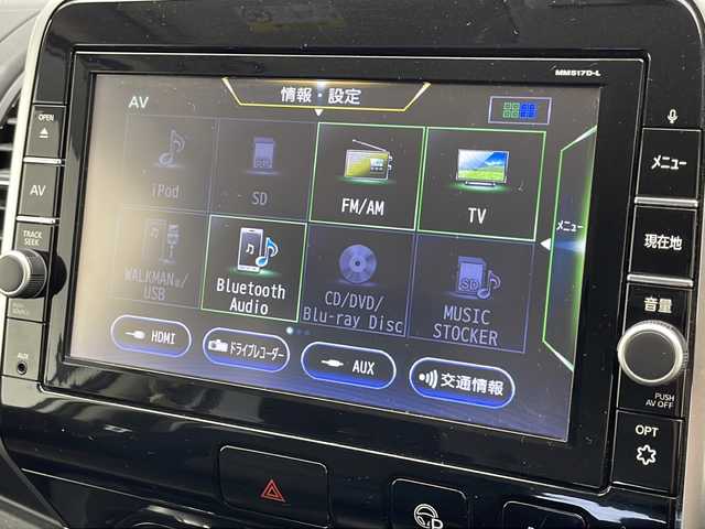 日産 セレナ ハイウェイスター Vセレクション 千葉県 2017(平29)年 6.1万km ブリリアントシルバー 純正ナビ（MM517D-L）　/全方位カメラ　/ハンズフリーオートスライドドア　/両側パワースライドドア　/ドライブレコーダー　/クルーズコントロール　/インテリジェントパーキングアシスト　/エマージェンシーブレーキ/LEDヘッドランプ/オートライト/ウィンカーミラー/電動格納ミラー/革巻きステアリングホイール/ステアリングスイッチ/アイドリングストップ/インテリジェントキー/プッシュスタート /サイドバイザー/ETC/社外リヤモニター　