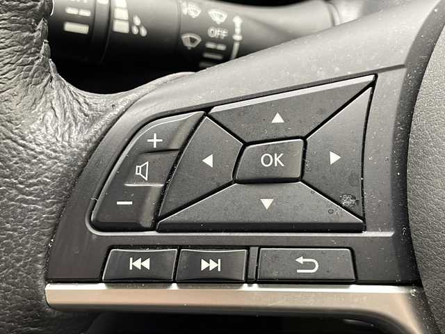 日産 セレナ ハイウェイスター Vセレクション 千葉県 2017(平29)年 6.1万km ブリリアントシルバー 純正ナビ（MM517D-L）　/全方位カメラ　/ハンズフリーオートスライドドア　/両側パワースライドドア　/ドライブレコーダー　/クルーズコントロール　/インテリジェントパーキングアシスト　/エマージェンシーブレーキ/LEDヘッドランプ/オートライト/ウィンカーミラー/電動格納ミラー/革巻きステアリングホイール/ステアリングスイッチ/アイドリングストップ/インテリジェントキー/プッシュスタート /サイドバイザー/ETC/社外リヤモニター　