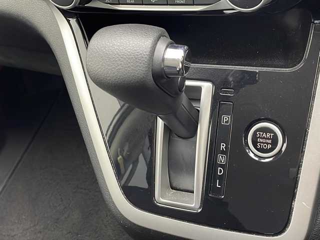 日産 セレナ ハイウェイスター Vセレクション 千葉県 2017(平29)年 6.1万km ブリリアントシルバー 純正ナビ（MM517D-L）　/全方位カメラ　/ハンズフリーオートスライドドア　/両側パワースライドドア　/ドライブレコーダー　/クルーズコントロール　/インテリジェントパーキングアシスト　/エマージェンシーブレーキ/LEDヘッドランプ/オートライト/ウィンカーミラー/電動格納ミラー/革巻きステアリングホイール/ステアリングスイッチ/アイドリングストップ/インテリジェントキー/プッシュスタート /サイドバイザー/ETC/社外リヤモニター　