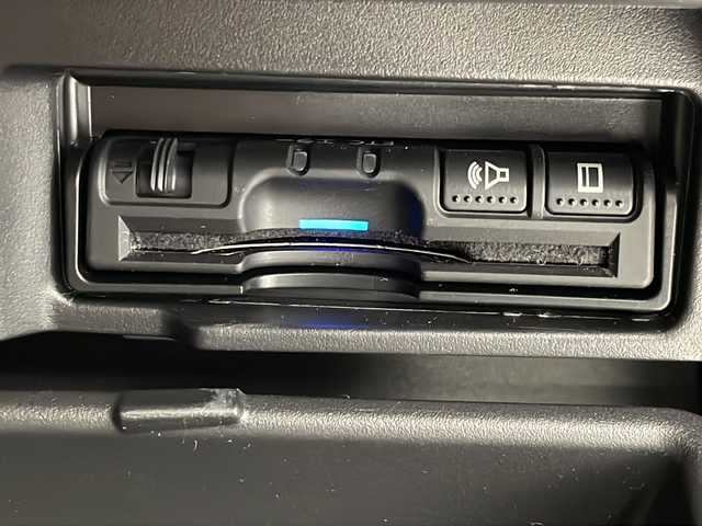 日産 セレナ ハイウェイスター Vセレクション 千葉県 2017(平29)年 6.1万km ブリリアントシルバー 純正ナビ（MM517D-L）　/全方位カメラ　/ハンズフリーオートスライドドア　/両側パワースライドドア　/ドライブレコーダー　/クルーズコントロール　/インテリジェントパーキングアシスト　/エマージェンシーブレーキ/LEDヘッドランプ/オートライト/ウィンカーミラー/電動格納ミラー/革巻きステアリングホイール/ステアリングスイッチ/アイドリングストップ/インテリジェントキー/プッシュスタート /サイドバイザー/ETC/社外リヤモニター　