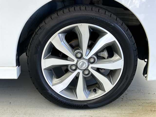 日産 デイズ ルークス ハイウェイスターターボ 愛知県 2014(平26)年 4.8万km ホワイトパール ターボ/純正ナビ／フルセグ／ＣＤ／ＤＶＤ／ＢＴ/アラウンドビューモニター/ＥＴＣ/両側パワースライドドア/キセノンライト/純正アルミホイール/プッシュエンジンスタート/純正エアロパーツ/ウィンカーミラー/フォグランプ/電動格納ミラー/フロアマット/ドアバイザー/取扱説明書/横滑り防止装置/スペアキー1本