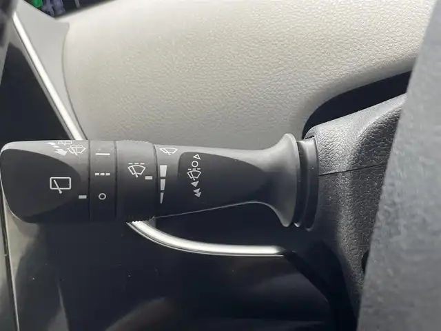 トヨタ プリウス S 滋賀県 2016(平28)年 6.1万km ホワイトパールクリスタルシャイン 禁煙車/純正9型ナビ/（CD/DVD/BT/フルセグTV/FM/AM）/トヨタセーフティセンス/・プリクラッシュセーフティ/・レーンディパーチャーアラート/・オートマチックハイビーム/・レーダークルーズコントロール/社外エアロ/バックカメラ/ビルトインETC/前後ドライブレコーダー/クリアランスソナー/ステアリングスイッチ/LEDヘッドライト/純正フロアマット/純正15インチAW