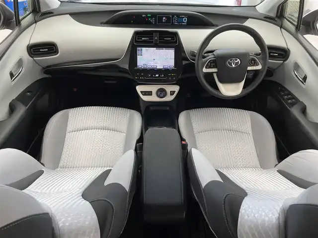 トヨタ プリウス S 滋賀県 2016(平28)年 6.1万km ホワイトパールクリスタルシャイン 禁煙車/純正9型ナビ/（CD/DVD/BT/フルセグTV/FM/AM）/トヨタセーフティセンス/・プリクラッシュセーフティ/・レーンディパーチャーアラート/・オートマチックハイビーム/・レーダークルーズコントロール/社外エアロ/バックカメラ/ビルトインETC/前後ドライブレコーダー/クリアランスソナー/ステアリングスイッチ/LEDヘッドライト/純正フロアマット/純正15インチAW
