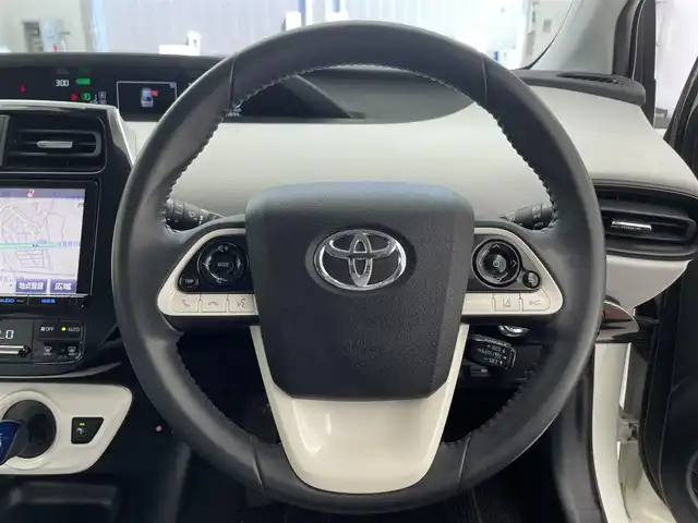 トヨタ プリウス S 滋賀県 2016(平28)年 6.1万km ホワイトパールクリスタルシャイン 禁煙車/純正9型ナビ/（CD/DVD/BT/フルセグTV/FM/AM）/トヨタセーフティセンス/・プリクラッシュセーフティ/・レーンディパーチャーアラート/・オートマチックハイビーム/・レーダークルーズコントロール/社外エアロ/バックカメラ/ビルトインETC/前後ドライブレコーダー/クリアランスソナー/ステアリングスイッチ/LEDヘッドライト/純正フロアマット/純正15インチAW