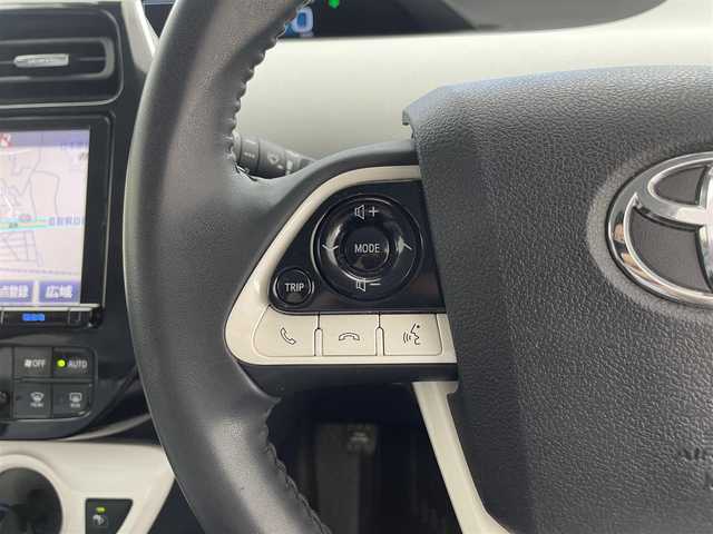 トヨタ プリウス S 滋賀県 2016(平28)年 6.1万km ホワイトパールクリスタルシャイン 禁煙車/純正9型ナビ/（CD/DVD/BT/フルセグTV/FM/AM）/トヨタセーフティセンス/・プリクラッシュセーフティ/・レーンディパーチャーアラート/・オートマチックハイビーム/・レーダークルーズコントロール/社外エアロ/バックカメラ/ビルトインETC/前後ドライブレコーダー/クリアランスソナー/ステアリングスイッチ/LEDヘッドライト/純正フロアマット/純正15インチAW