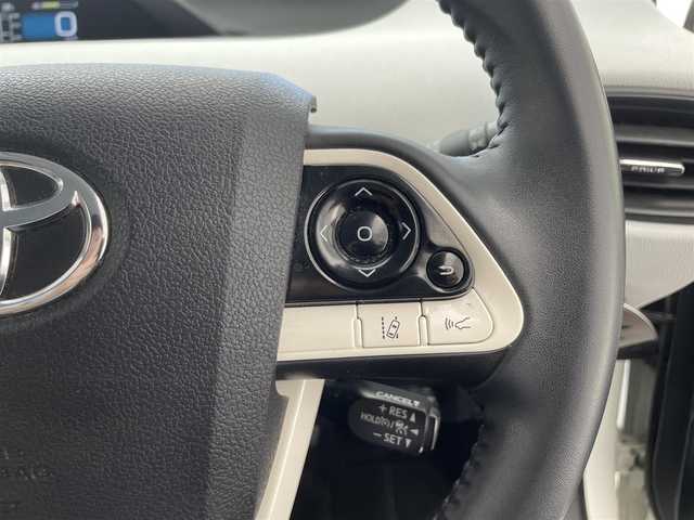 トヨタ プリウス S 滋賀県 2016(平28)年 6.1万km ホワイトパールクリスタルシャイン 禁煙車/純正9型ナビ/（CD/DVD/BT/フルセグTV/FM/AM）/トヨタセーフティセンス/・プリクラッシュセーフティ/・レーンディパーチャーアラート/・オートマチックハイビーム/・レーダークルーズコントロール/社外エアロ/バックカメラ/ビルトインETC/前後ドライブレコーダー/クリアランスソナー/ステアリングスイッチ/LEDヘッドライト/純正フロアマット/純正15インチAW