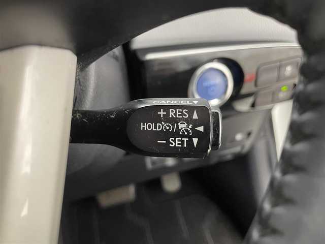 トヨタ プリウス S 滋賀県 2016(平28)年 6.1万km ホワイトパールクリスタルシャイン 禁煙車/純正9型ナビ/（CD/DVD/BT/フルセグTV/FM/AM）/トヨタセーフティセンス/・プリクラッシュセーフティ/・レーンディパーチャーアラート/・オートマチックハイビーム/・レーダークルーズコントロール/社外エアロ/バックカメラ/ビルトインETC/前後ドライブレコーダー/クリアランスソナー/ステアリングスイッチ/LEDヘッドライト/純正フロアマット/純正15インチAW