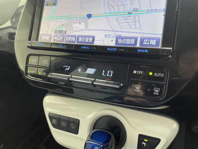トヨタ プリウス S 滋賀県 2016(平28)年 6.1万km ホワイトパールクリスタルシャイン 禁煙車/純正9型ナビ/（CD/DVD/BT/フルセグTV/FM/AM）/トヨタセーフティセンス/・プリクラッシュセーフティ/・レーンディパーチャーアラート/・オートマチックハイビーム/・レーダークルーズコントロール/社外エアロ/バックカメラ/ビルトインETC/前後ドライブレコーダー/クリアランスソナー/ステアリングスイッチ/LEDヘッドライト/純正フロアマット/純正15インチAW
