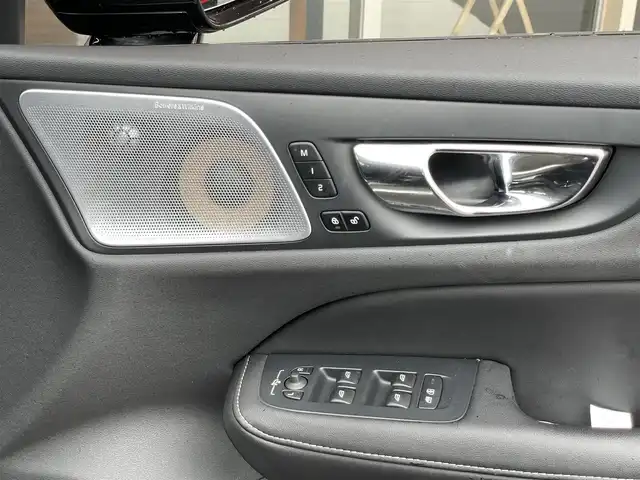 ボルボ Ｖ６０ クロスカントリー T5 AWD プロ 鹿児島県 2019(令1)年 4.6万km 黒 禁煙車/ワンオーナー/パノラマルーフ/純正ナビ/フルセグ/全周囲カメラ/純正19インチアルミホイール/レザーシート/パワーバックドア/ヘッドアップディスプレイ