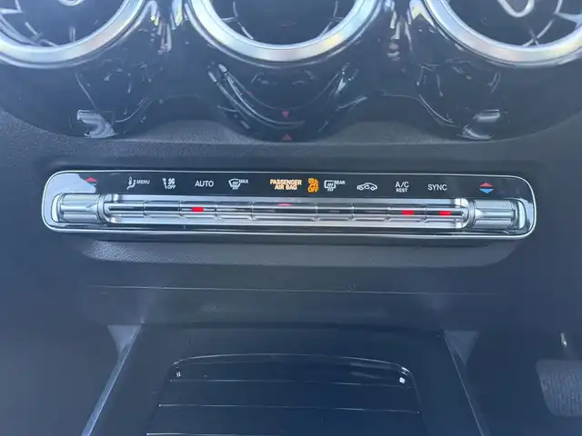 メルセデス・ベンツ ＧＬＢ２００ｄ 愛知県 2021(令3)年 8.5万km 青Ｍ /ワンオーナー車//純正メモリナビ//AM/FM/BT/フルセグ/USB//レーダーセーフティパッケージ//３６０°カメラシステム//ルーフレール//レーダークルーズコントロール//アクティブレーンキープアシスト//アクティブステアリングアシスト//道路標識アシスト//アテンションアシスト//パークとろにっく//レーンチェンジアシスト//ETC2.0//置くだけ充電//オートLEDヘッドライト//フロントフォグ/リアフォグ//オートワイパー//D席メモリ付きパワーシート//前席パワーシート、シートヒーター//電動パーキングブレーキ//純正ドライブレコーダー//パドルシフト//ステアリングスイッチ//オートリトラクタブルウィンカーミラー//電動チルト＆テレスコピックステアリング//プッシュスタート//スマートキー//スペアキー//保証書//取扱説明書