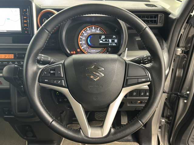 スズキ スペーシア ギア HYBRID XZ 長崎県 2018(平30)年 3.2万km スチールシルバーM 純正Panasonic7インチナビ（CN-RZ753W）/　　CD/DVD/BT/SD/iPod/USB//      MEMORY MUSIC/AM・FM/フルセグTV/全方位モニター用カメラパッケージ/　　・ヘッドアップディスプレイ/　　・進入禁止標識認識機能/　　・全方位モニター用カメラ/　　・USBソケット/　　・GPSアンテナ/　　・TV用アンテナ/スズキセーフティサポート/　　・デュアルセンサーブレーキサポート/　　・車線逸脱警報機能/　　・先行車発進お知らせ機能/　　・後退時ブレーキサポート/　　・リアパーキングセンサー/　　・誤発進抑制機能/　　・ふらつき警報機能/　　・ハイビームアシスト/　　・後方誤発進抑制機能/両側パワースライドドア/ビルトインETC/社外ドラレコ一体型デジタルインナーミラー/ルーフレール/スマートキー/プッシュスタート/リアサーキュレーター/リアサンシェード/シートバックテーブル/純正フロアマット/純正ドアバイザー/フォグ/取扱説明書/保証書