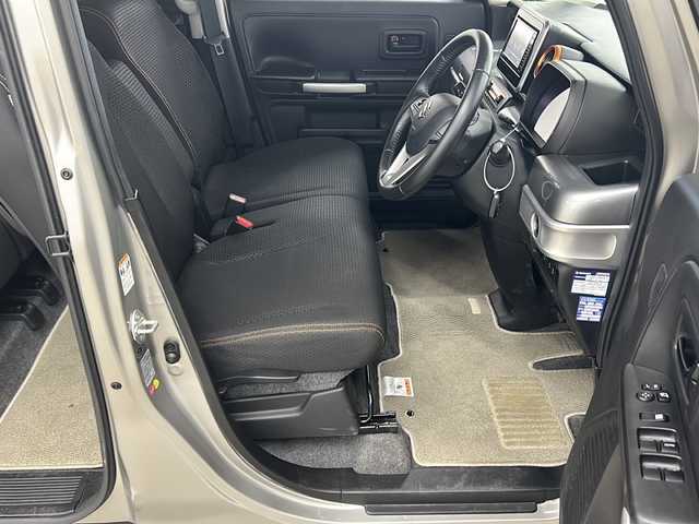 スズキ スペーシア ギア HYBRID XZ 長崎県 2018(平30)年 3.2万km スチールシルバーM 純正Panasonic7インチナビ（CN-RZ753W）/　　CD/DVD/BT/SD/iPod/USB//      MEMORY MUSIC/AM・FM/フルセグTV/全方位モニター用カメラパッケージ/　　・ヘッドアップディスプレイ/　　・進入禁止標識認識機能/　　・全方位モニター用カメラ/　　・USBソケット/　　・GPSアンテナ/　　・TV用アンテナ/スズキセーフティサポート/　　・デュアルセンサーブレーキサポート/　　・車線逸脱警報機能/　　・先行車発進お知らせ機能/　　・後退時ブレーキサポート/　　・リアパーキングセンサー/　　・誤発進抑制機能/　　・ふらつき警報機能/　　・ハイビームアシスト/　　・後方誤発進抑制機能/両側パワースライドドア/ビルトインETC/社外ドラレコ一体型デジタルインナーミラー/ルーフレール/スマートキー/プッシュスタート/リアサーキュレーター/リアサンシェード/シートバックテーブル/純正フロアマット/純正ドアバイザー/フォグ/取扱説明書/保証書