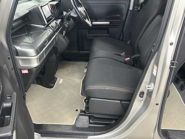 スズキ スペーシア ギア HYBRID XZ 長崎県 2018(平30)年 3.2万km スチールシルバーM 純正Panasonic7インチナビ（CN-RZ753W）/　　CD/DVD/BT/SD/iPod/USB//      MEMORY MUSIC/AM・FM/フルセグTV/全方位モニター用カメラパッケージ/　　・ヘッドアップディスプレイ/　　・進入禁止標識認識機能/　　・全方位モニター用カメラ/　　・USBソケット/　　・GPSアンテナ/　　・TV用アンテナ/スズキセーフティサポート/　　・デュアルセンサーブレーキサポート/　　・車線逸脱警報機能/　　・先行車発進お知らせ機能/　　・後退時ブレーキサポート/　　・リアパーキングセンサー/　　・誤発進抑制機能/　　・ふらつき警報機能/　　・ハイビームアシスト/　　・後方誤発進抑制機能/両側パワースライドドア/ビルトインETC/社外ドラレコ一体型デジタルインナーミラー/ルーフレール/スマートキー/プッシュスタート/リアサーキュレーター/リアサンシェード/シートバックテーブル/純正フロアマット/純正ドアバイザー/フォグ/取扱説明書/保証書