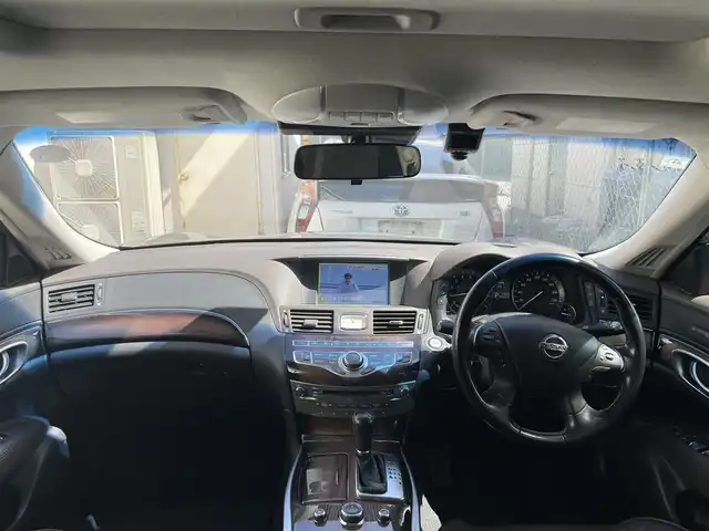 日産 シーマ ハイブリッド VIP 千葉県 2016(平28)年 9.4万km ブレードシルバー 電動ガラスサンルーフ/インテリジェントクルーズコントロール/インテリジェントペダル/車線逸脱警報/車線逸脱防止支援システム/後側方衝突防止支援システム/後側方車両検知警報/ヒルスタートアシスト/クリスタルブルーバイキセノンヘッドランプ/インテリジェントオートライトシステム/アクティブAFS/純正HDDナビ/・ラジオ/CD・DVD/Bluetooth/フルセグTV/ビルトインETC/サイド/バックカメラ/黒本革シート/全席パワーシート/助手席パワーオットマン機構/前席エアシート・シートヒーター/後席シートヒーター/VIPエンブレム/純正18インチAW/純正フロアマット/取扱説明書/保証書/スペアキー