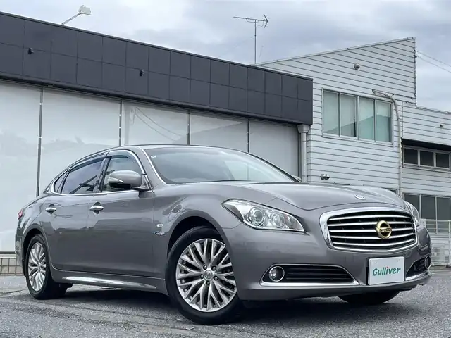 日産 シーマ ハイブリッド VIP 千葉県 2016(平28)年 9.4万km ブレードシルバー 電動ガラスサンルーフ/インテリジェントクルーズコントロール/インテリジェントペダル/車線逸脱警報/車線逸脱防止支援システム/後側方衝突防止支援システム/後側方車両検知警報/ヒルスタートアシスト/クリスタルブルーバイキセノンヘッドランプ/インテリジェントオートライトシステム/アクティブAFS/純正HDDナビ/・ラジオ/CD・DVD/Bluetooth/フルセグTV/ビルトインETC/サイド/バックカメラ/黒本革シート/全席パワーシート/助手席パワーオットマン機構/前席エアシート・シートヒーター/後席シートヒーター/VIPエンブレム/純正18インチAW/純正フロアマット/取扱説明書/保証書/スペアキー