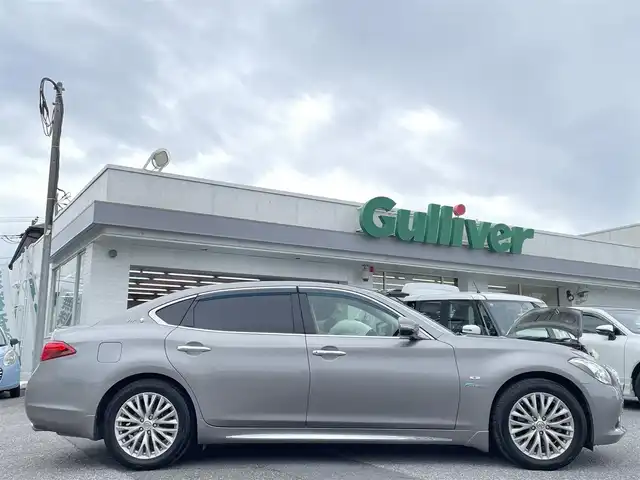 日産 シーマ ハイブリッド VIP 千葉県 2016(平28)年 9.4万km ブレードシルバー 電動ガラスサンルーフ/インテリジェントクルーズコントロール/インテリジェントペダル/車線逸脱警報/車線逸脱防止支援システム/後側方衝突防止支援システム/後側方車両検知警報/ヒルスタートアシスト/クリスタルブルーバイキセノンヘッドランプ/インテリジェントオートライトシステム/アクティブAFS/純正HDDナビ/・ラジオ/CD・DVD/Bluetooth/フルセグTV/ビルトインETC/サイド/バックカメラ/黒本革シート/全席パワーシート/助手席パワーオットマン機構/前席エアシート・シートヒーター/後席シートヒーター/VIPエンブレム/純正18インチAW/純正フロアマット/取扱説明書/保証書/スペアキー
